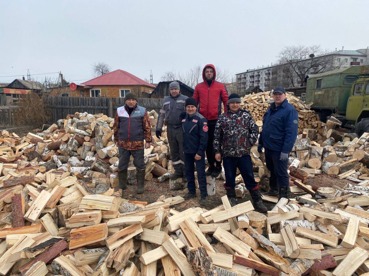 Пилят, рубят, ремонтируют: Белогорск продолжает оказывать помощь по семьям участников СВО