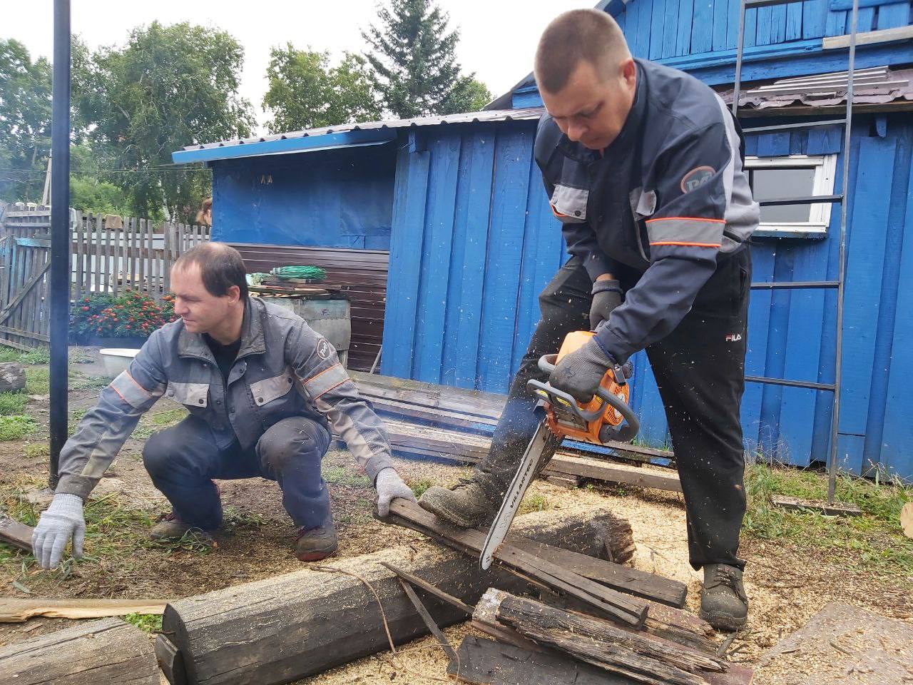 Покос травы, вспашка земли, заготовка топлива: волонтеры Белогорска продолжают помогать участникам СВО и их семьям