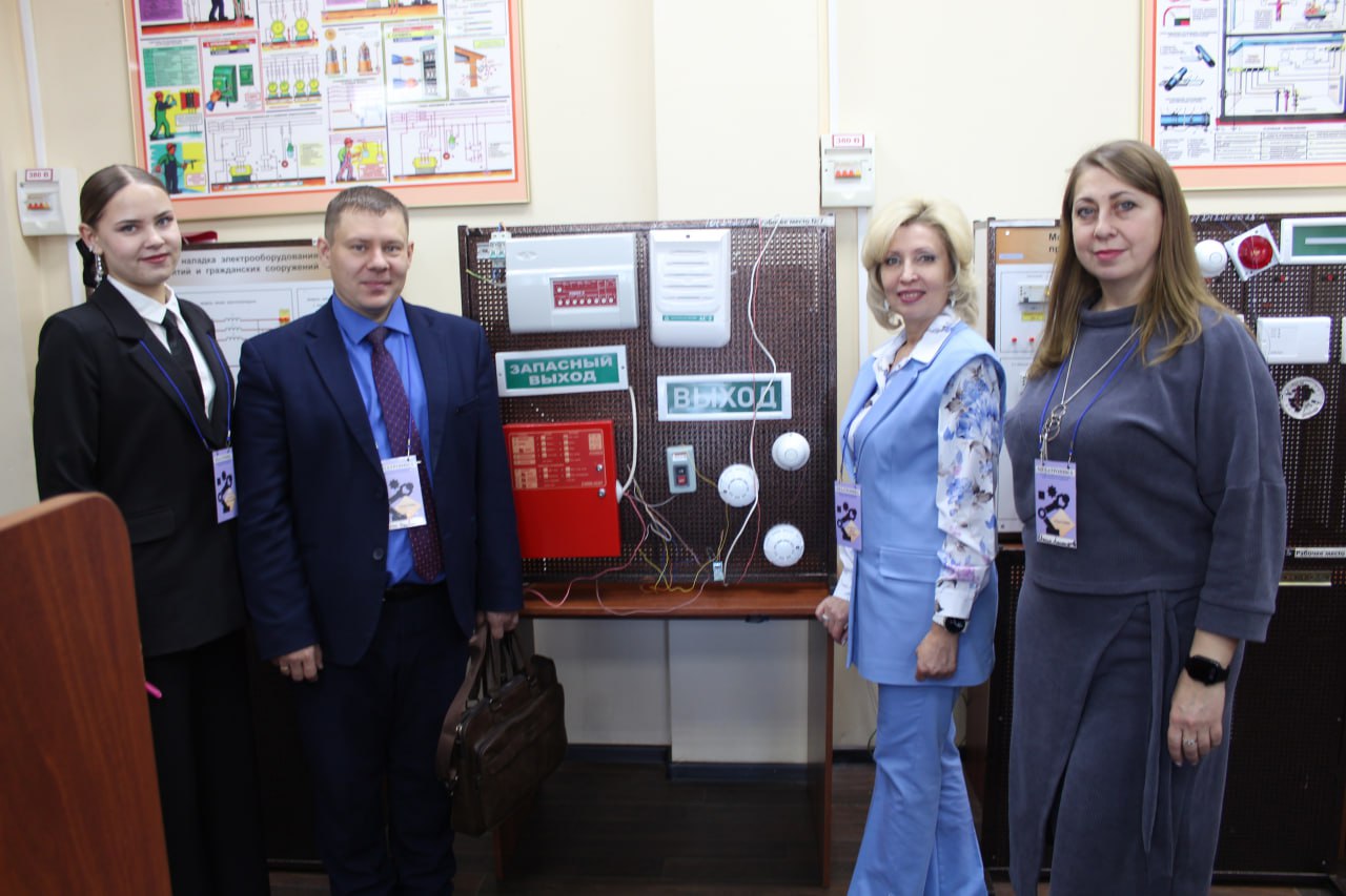 Мастерскую «Мехатроника и мобильная робототехника» открыли в АМЦФПК Белогорска 