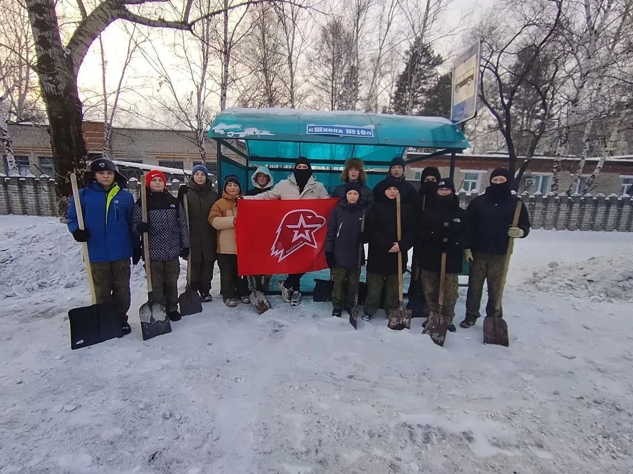 Юнармейцы Белогорска чистят памятники города от снега