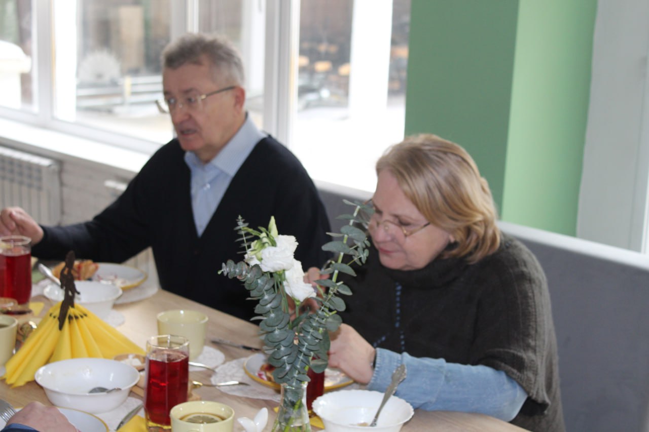 Овсяная каша с ягодами, блинчики с творогом, вишневый морс — «Формула вкуса» Гимназии №1 Белогорска  