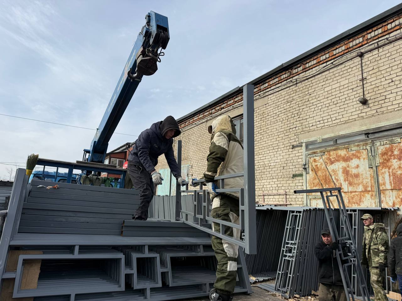 Управляющие компании в полном объеме получили современные ограждения взамен старых покрышек 